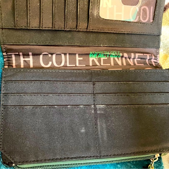Kenneth Cole Reaction Wallet. - Picture 3 of 12